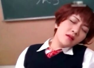 عاهرة آسيوية مشغولة باللعب بمهبلها باستخدام ديلدو أمام كلبها