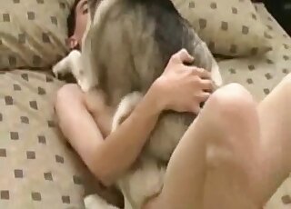 رجل يسحب الحيوان من ساقيه أثناء ممارسة الجنس معه في وضعية المبشر