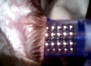 متحرش جنسي وقح يستخدم لعبة جنسية لتخفيف تلك الفتحة الضيقة