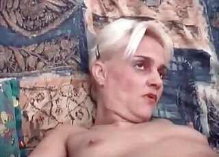 امرأة شقراء ناضجة تستمتع بمشاهدة أفلام إباحية في حديقة الحيوانات مع كلب يمارس الجنس مع فرجها