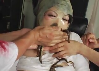 تعذيب الحبار وهيمنة المجسات لفتاة يابانية منحرفة