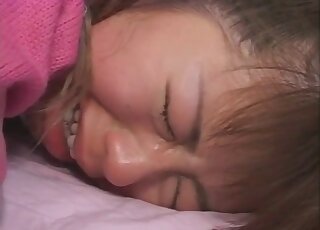 مراهقة يابانية تبكي أثناء تعرضها لطعنة من قضيب كلب صلب