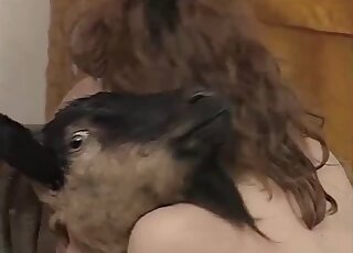 الزوج والزوجة يتشاركان الماعز الهادئ في ثلاثية وحشية