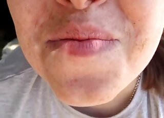 فتاة نردية ترتدي نظارات ترضي كلبها الأليف عن طريق الفم بعد ممارسة العادة السرية معه