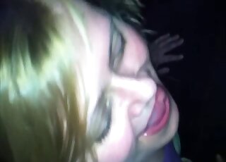 تم تصوير عاهرة ناضجة أثناء ممارسة الجنس مع كلب في حالة شبق