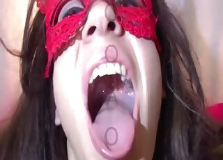 فتاة مقنعة تشرب مني كلب دافئ بعد الاستمتاع بجماع وحشي