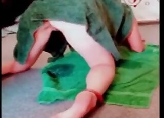 خنزير ممتلئ يحاول السيطرة على فتاة راكعة في وضعية الكلب