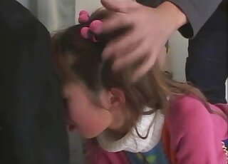 فتاة يابانية صغيرة تمارس الجنس الوحشي مع لابرادور أسود كبير