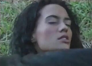 تئن امرأة سمراء عندما يخترق عمود الحصان مهبلها