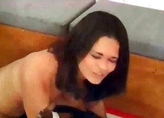 تئن الكلبة بصوت عالٍ أثناء ركوبها على قضيب كلبها