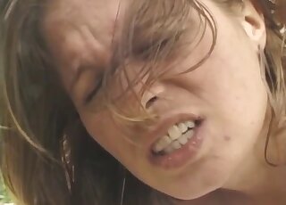 فتيات لاتينيات عاهرات يتشاركن خصيتي كلب جامدة في ثلاثية عاطفية في حديقة الحيوانات