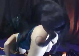 كلب أسود سميك يهيمن على امرأة ناضجة ذات قوام رشيق في فيلم إباحي عن حديقة الحيوانات