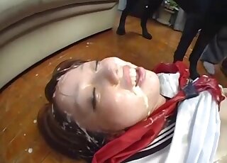 فتاة آسيوية صغيرة تلعق وجهها زوج من كلاب لابرادور سوداء اللون