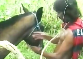 مهبل الحيوان يتعرض للإصبع قبل أن يقرر الدخول فيه بكامل قوته