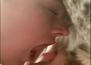 هواة منتبهون يلعقون كل القضيب الساخن لهذا الحيوان في مقطع فيديو BJ
