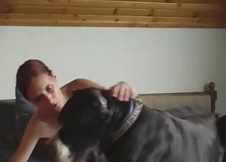 جمال نحيف يستمتع بالحب العنيف في مشهد مع كلب مثير