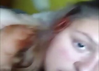 فتاة صغيرة ذات وجه متحرك للغاية يتم لعقها بواسطة كلب صغير