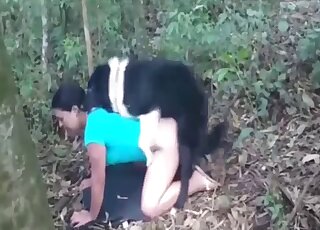 زوجة سمراء ناضجة تمارس الجنس مع كلب في مشاهد كاميرا خارجية