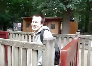 لاما يمارس الجنس مع عنزة صغيرة ورجل شهواني يصور المشهد بأكمله