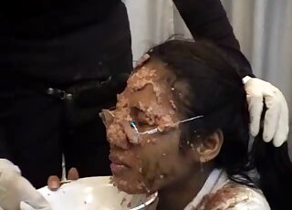 عاهرة آسيوية تتصرف بكامل طاقتها في انحرافات البراز الحيوانية