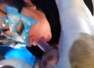 تم حلقه بواسطة قضيب الكلب ووضعه على ابتلاع حمولة كبيرة