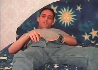 كلب أسود يمارس الجنس مع مؤخرة أحد محبي الحيوانات بكل سرور أثناء تصوير مشاهد إباحية لحيوانات أليفة