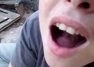 جلسة عمل يدوية في الهواء الطلق مع سيدة جذابة حقًا تصل إلى النشوة الجنسية