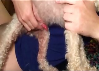 مشهد جنسي قريب يظهر عاهرة منحرفة تحتاج إلى هزات الجماع