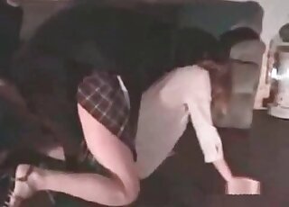 كلب أسود يحب ممارسة الجنس مع فتاة مثيرة في وضعية الكلب