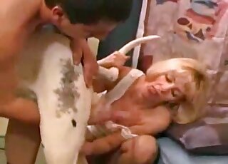 زوجان يمارسان الجنس مع كلب في منزلهما في فيلم إباحي عن حديقة الحيوانات