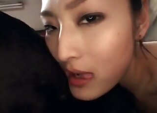 فتاة يابانية مغرية تمارس الجنس بشغف مع كلب أسود