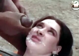 يتم امتصاص قضيب ضخم من الحصان بواسطة عاهرة قذرة شقراء محبة للحيوانات