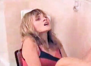 عاهرة شقراء محبة للحيوانات تئن بينما كلبها يمارس الجنس مع فرجها المبلل