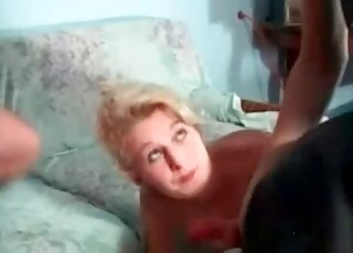 امرأة ناضجة تحب الحيوانات تمتص قضيب شريكها الجنسي وكلب أسود