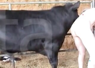 يتعاون الوحش الأسود مع وحش آخر قبل ممارسة الجنس مع رجل شاحب