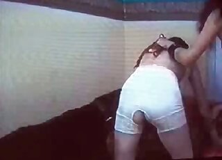 كلب أسود يمارس الجنس بسعادة داخل مهبلها الضيق من الخلف