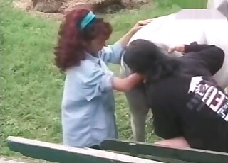 عاهرة مجعدة مشغولة بتقبيل فتحة الحصان الضيقة في الهواء الطلق