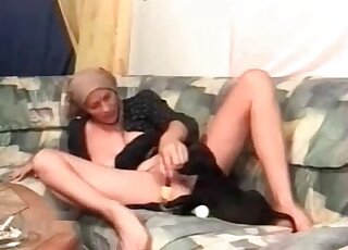 عاهرة طويلة الساقين تفتح ساقيها لتجعل جروًا يلعق مهبلها