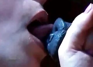 عاهرة قذرة تمتص بشغف قضيب الحصان المنتصب