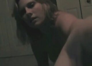 امرأة ناضجة شقية تمارس الجنس مع كلب في وضعية الكلب من أجل فيديو منزلي الصنع