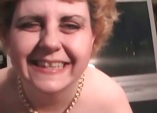 امرأة ناضجة ممتلئة الجسم تجرب الجنس الشرجي الساخن مع كلب كبير