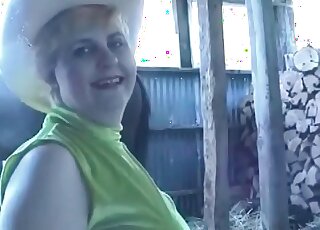 فتاة ناضجة قذرة تحب ممارسة الجنس عن طريق الفم وممارسة الجنس مع كلبها المثير