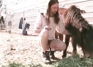 رجل يعالج شغفه الجنسي بممارسة الجنس مع مهر من الخلف