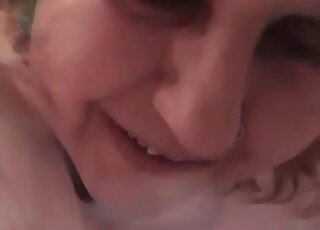 عاهرة ناضجة لا تشبع تحشو فمها بقضيب وردي من الكلاب