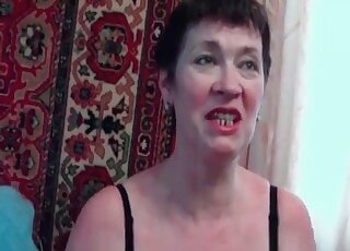 كلبة ناضجة وحيدة تعطي مهبلها لكلبها المثير كمكافأة