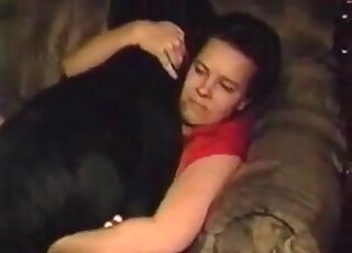 زوجة مدللة تستمتع بممارسة الجنس التبشيري مع كلبها الأليف