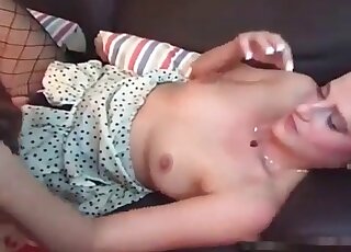 امرأة ناضجة مثيرة ترتدي جوارب جميلة تسمح لكلبها بالانضمام أثناء الاستمناء