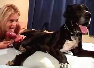 امرأة ناضجة مذهلة تمد مهبلها الوردي من أجل قضيبها الكبير