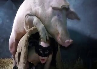 شقراء مقنعة تريد حماية نفسها أثناء ممارسة الجنس مع خنزير في مزرعة XXX